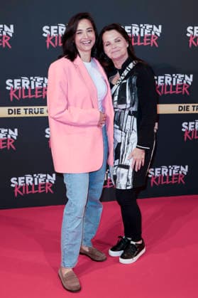 Amira Aly mit ihrer Mutter Mirjam Svetnik bei der Premiere von Serienkiller - Die True Crime Ausstellung in der Oskar-Jäger-Straße 99. Köln, 07.05.2026