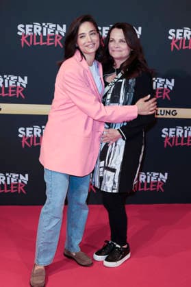 Amira Aly mit ihrer Mutter Mirjam Svetnik bei der Premiere von Serienkiller - Die True Crime Ausstellung in der Oskar-Jäger-Straße 99. Köln, 07.05.2026