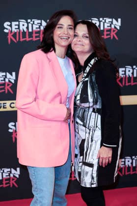 Amira Aly mit ihrer Mutter Mirjam Svetnik bei der Premiere von Serienkiller - Die True Crime Ausstellung in der Oskar-Jäger-Straße 99. Köln, 07.05.2026