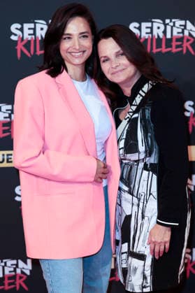 Amira Aly mit ihrer Mutter Mirjam Svetnik bei der Premiere von Serienkiller - Die True Crime Ausstellung in der Oskar-Jäger-Straße 99. Köln, 07.05.2026