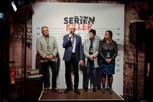 Carsten Schütte, Gast, Monika Bodmann und Sarah Stockhausen bei der Premiere von Serienkiller - Die True Crime Ausstellung in der Oskar-Jäger-Straße 99. Köln, 07.05.2026