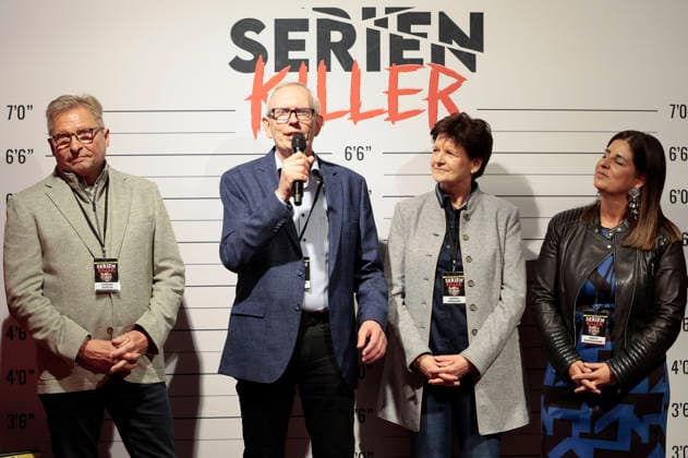 Carsten Schütte, Gast, Monika Bodmann und Sarah Stockhausen bei der Premiere von Serienkiller - Die True Crime Ausstellung in der Oskar-Jäger-Straße 99. Köln, 07.05.2026