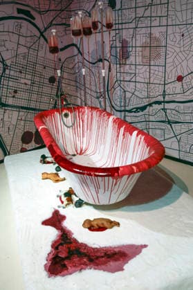 Die mit Blut bespritzte Badewanne von Richard Chase, dem Vampir von Sacramento, bei der Premiere von Serienkiller - Die True Crime Ausstellung in der Oskar-Jäger-Straße 99. Köln, 07.05.2026