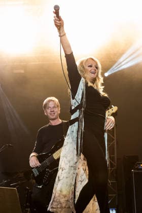Bonnie Tyler, die Sängerin bei ihrem Konzert am 21.9.2023 im Rahmen vom Sagres Campo Pequeno in Lissabon, Portugal Sorge um Bonnie Tyler - nach ihrer Notopeartion liegt die 74jaehrige Saengerin im kuenstlichen Koma *** Bonnie Tyler, the singer at her concert on 21 9 2023 at the Sagres Campo Pequeno in Lisbon, Portugal Concern for Bonnie Tyler after her emergency operation, the 74-year-old singer is in an induced coma 