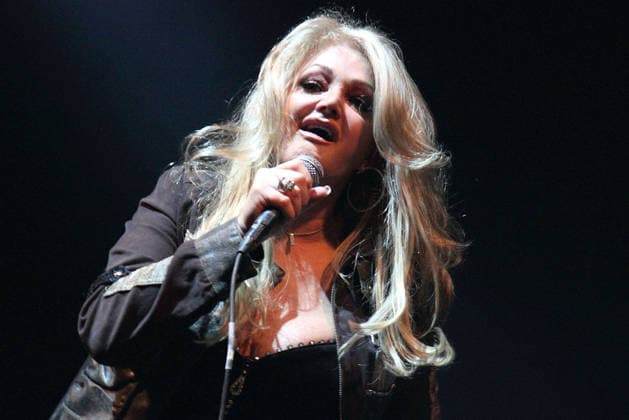 Bonnie Tyler, die Sängerin bei ihrem Konzert am 19.12.2016 in London Sorge um Bonnie Tyler - nach ihrer Notopeartion liegt die 74jaehrige Saengerin im kuenstlichen Koma *** Bonnie Tyler, the singer at her concert on 19 12 2016 in London Concern for Bonnie Tyler after her emergency operation, the 74-year-old singer is in an induced coma 
