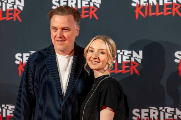 ABB SERIENKILLER- Burkhard Benecken Autor Star Anwalt mit Partnerin zu Gast bei der Eroeffnung der True Crime Ausstellung Serien Killer am 07.05.2026 in Köln Ehrenfeld NRW Deutschland
