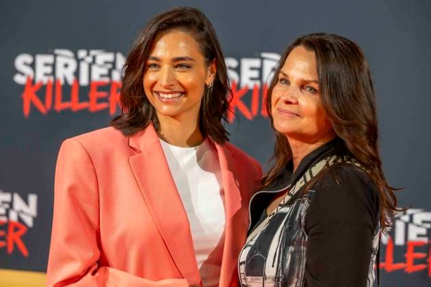 ABB SERIENKILLER- Amira Aly Moderatorin mit ihrer Mutter Mirjam Svetnik zu Gast bei der Eroeffnung der True Crime Ausstellung Serien Killer am 07.05.2026 in Köln Ehrenfeld NRW Deutschland