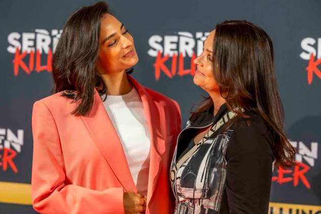 ABB SERIENKILLER- Amira Aly Moderatorin mit ihrer Mutter Mirjam Svetnik zu Gast bei der Eroeffnung der True Crime Ausstellung Serien Killer am 07.05.2026 in Köln Ehrenfeld NRW Deutschland