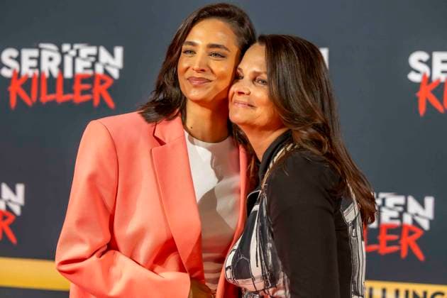 ABB SERIENKILLER- Amira Aly Moderatorin mit ihrer Mutter Mirjam Svetnik zu Gast bei der Eroeffnung der True Crime Ausstellung Serien Killer am 07.05.2026 in Köln Ehrenfeld NRW Deutschland