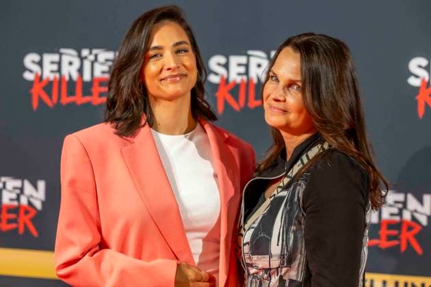 ABB SERIENKILLER- Amira Aly Moderatorin mit ihrer Mutter Mirjam Svetnik zu Gast bei der Eroeffnung der True Crime Ausstellung Serien Killer am 07.05.2026 in Köln Ehrenfeld NRW Deutschland