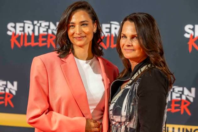 ABB SERIENKILLER- Amira Aly Moderatorin mit ihrer Mutter Mirjam Svetnik zu Gast bei der Eroeffnung der True Crime Ausstellung Serien Killer am 07.05.2026 in Köln Ehrenfeld NRW Deutschland