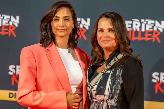 ABB SERIENKILLER- Amira Aly Moderatorin mit ihrer Mutter Mirjam Svetnik zu Gast bei der Eroeffnung der True Crime Ausstellung Serien Killer am 07.05.2026 in Köln Ehrenfeld NRW Deutschland