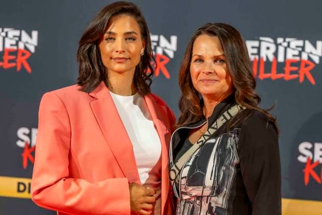 ABB SERIENKILLER- Amira Aly Moderatorin mit ihrer Mutter Mirjam Svetnik zu Gast bei der Eroeffnung der True Crime Ausstellung Serien Killer am 07.05.2026 in Köln Ehrenfeld NRW Deutschland