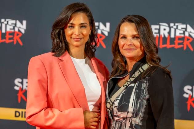 ABB SERIENKILLER- Amira Aly Moderatorin mit ihrer Mutter Mirjam Svetnik zu Gast bei der Eroeffnung der True Crime Ausstellung Serien Killer am 07.05.2026 in Köln Ehrenfeld NRW Deutschland