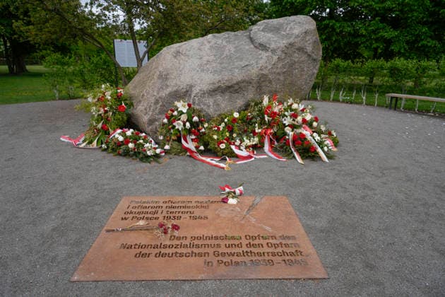 Das Denkmal für die polnischen Opfer des Nationalsozialismus und den Opfern der deutschen Gewaltherrschaft in Polen 1939 - 1945 an der Heinrich-von-Gagern-Straße neben dem Bundeskanzleramt in Berlin-Tiergarten. *** The Memorial to the Polish Victims of National Socialism and the Victims of German Tyranny in Poland 1939 1945 on Heinrich von Gagern Straße next to the Federal Chancellery in Berlin Tiergarten