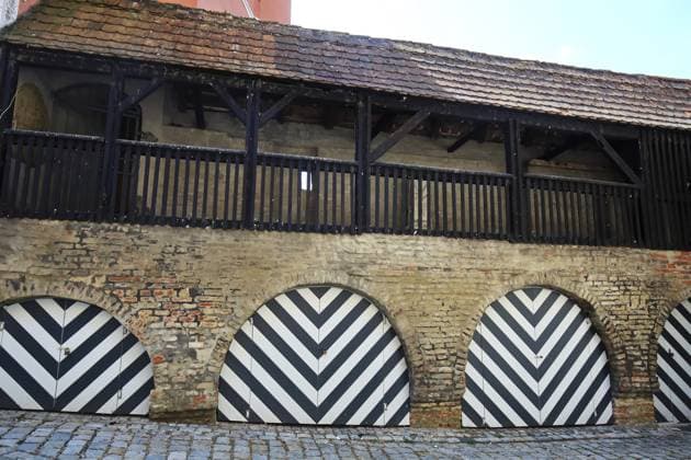 Historische Stadtmauer mit Fachwerk und schwarz-weiß gestreiften Bögen, Donauwörth, Bayern, Deutschland Historic city wall with half-timbered buildings and black and white striped arches, Donauwörth, Bavaria, Germany Copyright: imageBROKER fotoping ibxwth16624548.jpg