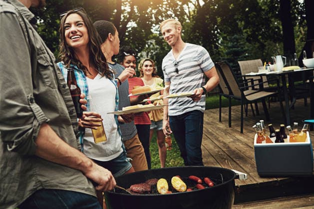 Its the weekend and you know what that means. a group of friends having a barbecue in the yard (License=RF) ,model released, Symbolfoto  Copyright: xZoonar.com KasperxRavlox 20207588 ,model released, Symbolfoto ,property released