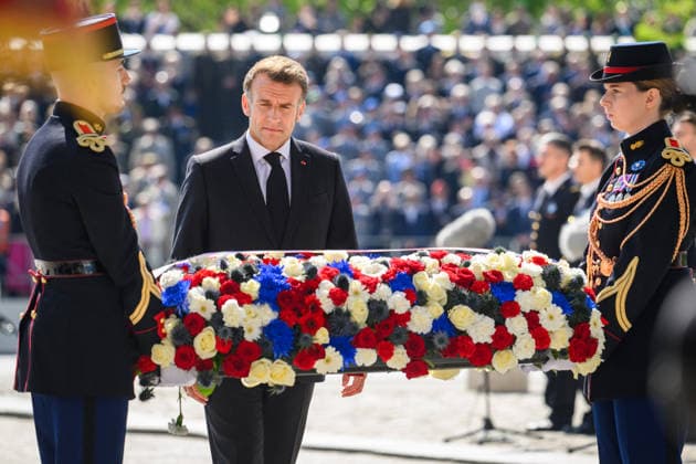 President Macron At May 8 Commemoration - Paris Emmanuel Macron, French president, lays a wreath during the 81st anniversary commemoration of the May 8, 1945 victory at the Arc de Triomphe in Paris, France. Photo by Eric Tschaen Pool ABACAPRESS.COM Paris France  Copyright: xTschaenxEric Pool ABACAx