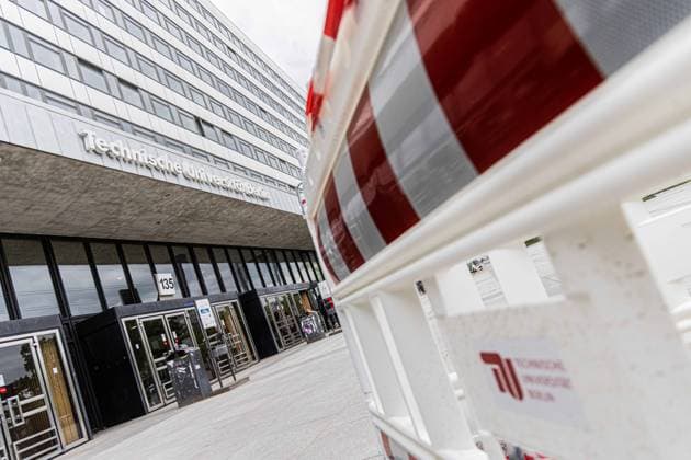 Technische Universität Berlin: Die Universität leidet unter vielen maroden Gebäuden. Am heutigen Tage wurde das Hauptgebäude der TU Berlin bis auf Weiteres geschlossen. Auf dem Bild: Eine Baustelle direkt vor dem Hauptgebäude. *** Technische Universität Berlin The university suffers from many dilapidated buildings Today, the main building of the TU Berlin was closed until further notice In the picture A construction site directly in front of the main building