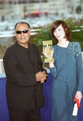 CANNES 2005: Awards Ceremony Photocall May 21, 2005; Cannes, FRANCE; ABBAS KIAROSTAMI and Actress MIRANDA JULY winner of the Camera D or for Me And You at the 58th Cannes Film Festival Awards Ceremony Photocall. . Copyright: xFredericxInjimbertx