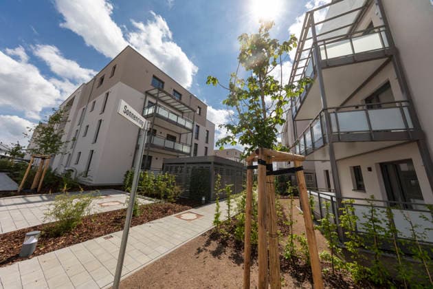 Reportage 08.05.2026 Schlüsselübergabe von 92 geförderter Wohnung für rund 300 Bewohnern in vier Gebäuden der BayernHeim in der 4000 Einwohner Gemeinde Heßdorf Besiedlung im Sonnenschein am Sonnenring mit Bepflanzung Heßdorf, Mittelfranken Bayern Deutschland *** Report 08 05 2026 Handover of keys to 92 subsidized apartments for around 300 residents in four BayernHeim buildings in the 4000-inhabitant municipality of Heßdorf Settlement in the sunshine on the Sonnenring with planting Heßdorf, Middle Franconia Bavaria Germany