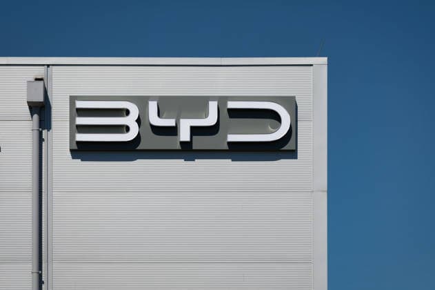 BYD Firmenlogo an einer modernen Bürogebäude-Fassade Außenansicht des BYD-Logos an einem Firmengebäude in Köln-Lövenich. BYD ist ein weltweit führender Hersteller von Elektrofahrzeugen und Batterien (License=RM) Copyright: xZoonar.com GerdxHarderx 25020995