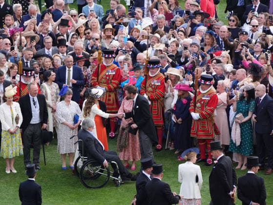Royal Garden Party at Buckingham Palace The Princess of Wales (centre) speaks to guests during a Royal Garden Party at Buckingham Palace, London, to celebrate frontline workers from across the United Kingdom and recognise the dedication and contribution of those who serve their communities through volunteering, supporting charitable causes and working for emergency services. Picture date: Friday May 8, 2026., Credit:Jonathan Brady PA ROTA - B68 Avalon UK, London  Copyright: xJonathanxBradyx xPAxROTAx-xB68x xAvalonx 1097413484