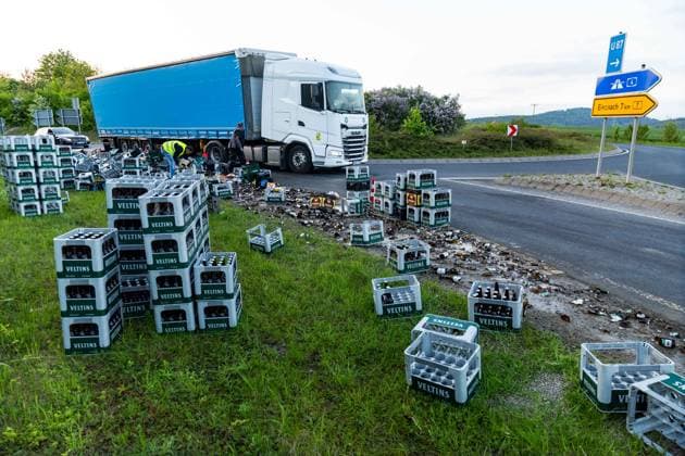 08.05.2026, GER, Aktuelles Verkehrsmeldung, LKW Ladung verloren Am frühen Freitag Abend hat eine LKW seine Ladung innerhalb eines Kreisverkehrs Kreisels verloren. Mehrere Kisten Bier Bierkisten haben die Fahrbahn blockiert sowie zerbrochene Bierflaschen. 99817 Eisenach Bundesstraße Thüringen Deutschland *** 08 05 2026, GER, Aktuelles Verkehrsmeldung, LKW Ladung verloren On early Friday evening a truck has lost its load inside a traffic circle traffic circle Several crates of beer beer crates have blocked the roadway as well as broken beer bottles 99817 Eisenach Bundesstraße Thüringen Germany