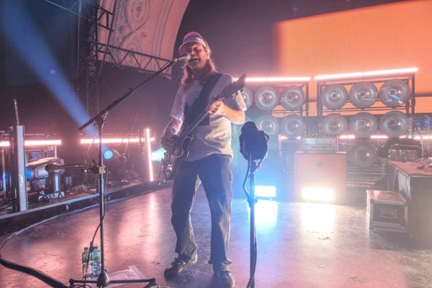 Die Band Sportfreunde Stiller mit Peter Brugger, Florian Weber und Rüdiger Linhof während ihres Konzerts im Haus Auensee in Leipzig am 8. Mai 2026. Die Aufnahmen entstanden im Rahmen der aktuellen 30 wunderbaren Jahren-Tournee 2026 der Münchner Indie-Rock-Band. Sportfreunde Stiller 2026