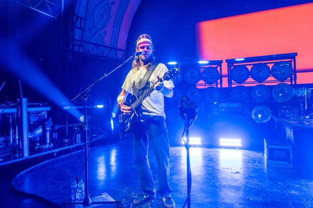 Die Band Sportfreunde Stiller mit Peter Brugger, Florian Weber und Rüdiger Linhof während ihres Konzerts im Haus Auensee in Leipzig am 8. Mai 2026. Die Aufnahmen entstanden im Rahmen der aktuellen 30 wunderbaren Jahren-Tournee 2026 der Münchner Indie-Rock-Band. Sportfreunde Stiller 2026