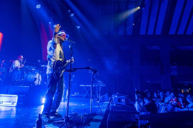 Die Band Sportfreunde Stiller mit Peter Brugger, Florian Weber und Rüdiger Linhof während ihres Konzerts im Haus Auensee in Leipzig am 8. Mai 2026. Die Aufnahmen entstanden im Rahmen der aktuellen 30 wunderbaren Jahren-Tournee 2026 der Münchner Indie-Rock-Band. Sportfreunde Stiller 2026