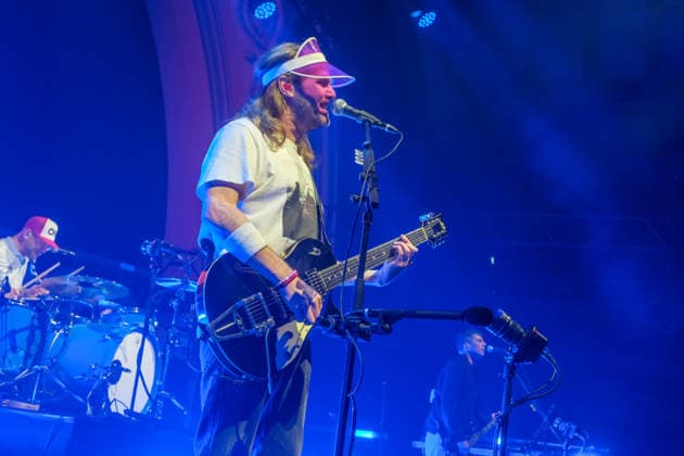 Die Band Sportfreunde Stiller mit Peter Brugger, Florian Weber und Rüdiger Linhof während ihres Konzerts im Haus Auensee in Leipzig am 8. Mai 2026. Die Aufnahmen entstanden im Rahmen der aktuellen 30 wunderbaren Jahren-Tournee 2026 der Münchner Indie-Rock-Band. Sportfreunde Stiller 2026