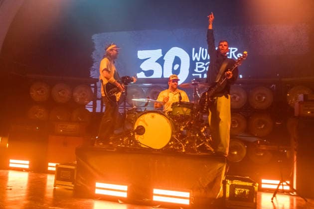 Die Band Sportfreunde Stiller mit Peter Brugger, Florian Weber und Rüdiger Linhof während ihres Konzerts im Haus Auensee in Leipzig am 8. Mai 2026. Die Aufnahmen entstanden im Rahmen der aktuellen 30 wunderbaren Jahren-Tournee 2026 der Münchner Indie-Rock-Band. Sportfreunde Stiller 2026
