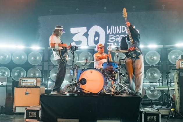 Die Band Sportfreunde Stiller mit Peter Brugger, Florian Weber und Rüdiger Linhof während ihres Konzerts im Haus Auensee in Leipzig am 8. Mai 2026. Die Aufnahmen entstanden im Rahmen der aktuellen 30 wunderbaren Jahren-Tournee 2026 der Münchner Indie-Rock-Band. Sportfreunde Stiller 2026