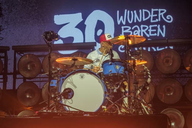 Die Band Sportfreunde Stiller mit Peter Brugger, Florian Weber und Rüdiger Linhof während ihres Konzerts im Haus Auensee in Leipzig am 8. Mai 2026. Die Aufnahmen entstanden im Rahmen der aktuellen 30 wunderbaren Jahren-Tournee 2026 der Münchner Indie-Rock-Band. Sportfreunde Stiller 2026