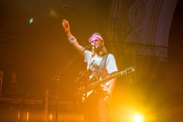 Die Band Sportfreunde Stiller mit Peter Brugger, Florian Weber und Rüdiger Linhof während ihres Konzerts im Haus Auensee in Leipzig am 8. Mai 2026. Die Aufnahmen entstanden im Rahmen der aktuellen 30 wunderbaren Jahren-Tournee 2026 der Münchner Indie-Rock-Band. Sportfreunde Stiller 2026