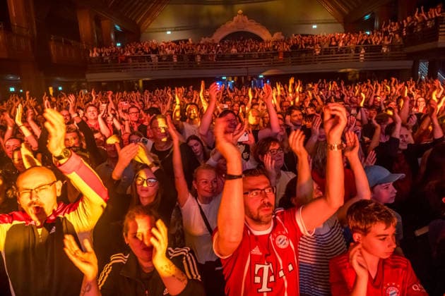 Die Band Sportfreunde Stiller mit Peter Brugger, Florian Weber und Rüdiger Linhof während ihres Konzerts im Haus Auensee in Leipzig am 8. Mai 2026. Die Aufnahmen entstanden im Rahmen der aktuellen 30 wunderbaren Jahren-Tournee 2026 der Münchner Indie-Rock-Band. Sportfreunde Stiller 2026