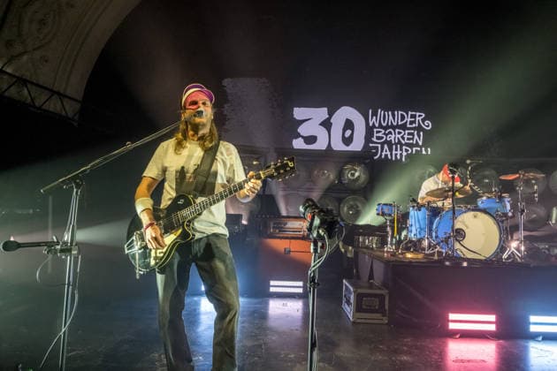 Die Band Sportfreunde Stiller mit Peter Brugger, Florian Weber und Rüdiger Linhof während ihres Konzerts im Haus Auensee in Leipzig am 8. Mai 2026. Die Aufnahmen entstanden im Rahmen der aktuellen 30 wunderbaren Jahren-Tournee 2026 der Münchner Indie-Rock-Band. Sportfreunde Stiller 2026