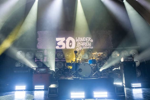 Die Band Sportfreunde Stiller mit Peter Brugger, Florian Weber und Rüdiger Linhof während ihres Konzerts im Haus Auensee in Leipzig am 8. Mai 2026. Die Aufnahmen entstanden im Rahmen der aktuellen 30 wunderbaren Jahren-Tournee 2026 der Münchner Indie-Rock-Band. Sportfreunde Stiller 2026