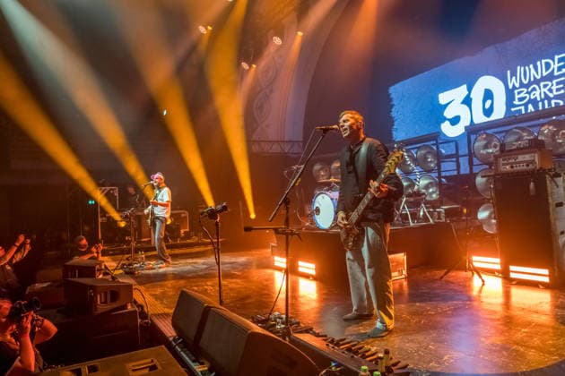 Die Band Sportfreunde Stiller mit Peter Brugger, Florian Weber und Rüdiger Linhof während ihres Konzerts im Haus Auensee in Leipzig am 8. Mai 2026. Die Aufnahmen entstanden im Rahmen der aktuellen 30 wunderbaren Jahren-Tournee 2026 der Münchner Indie-Rock-Band. Sportfreunde Stiller 2026