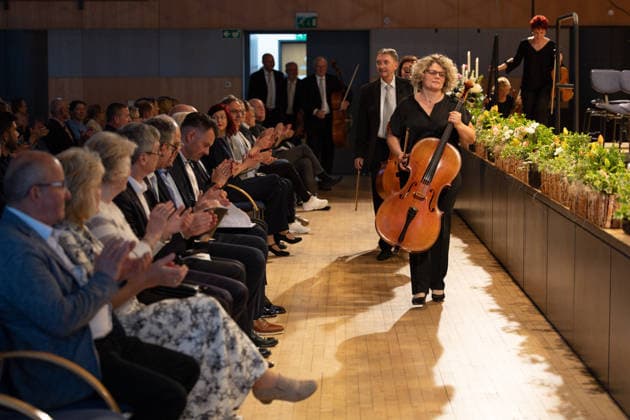 08.05.2026, 61. Internationaler Instrumentalwettbewerb Markneukirchen, Sinfoniekonzert zur Eröffnung Das Sinfonieorchester Markneukirchen betritt die Bühne Markneukirchen Musikhalle Sachsen Deutschland