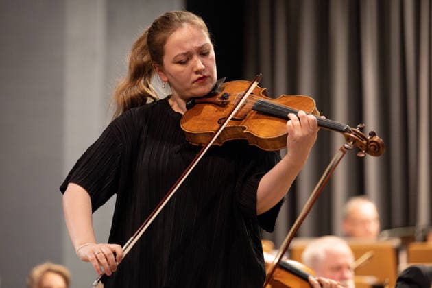 08.05.2026, 61. Internationaler Instrumentalwettbewerb Markneukirchen, Sinfoniekonzert zur Eröffnung Carla Usberti (Viola, 1. Preisträgerin Internationaler Instrumentalwettbewerb 2025) Markneukirchen Musikhalle Sachsen Deutschland