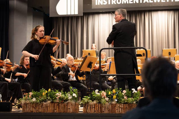 08.05.2026, 61. Internationaler Instrumentalwettbewerb Markneukirchen, Sinfoniekonzert zur Eröffnung Carla Usberti (Viola, 1. Preisträgerin Internationaler Instrumentalwettbewerb 2025, links) mit dem Sinfonieorchester Markneukirchen unter der Leitung von Matthias Spindler Markneukirchen Musikhalle Sachsen Deutschland