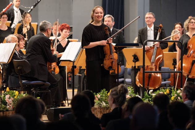 08.05.2026, 61. Internationaler Instrumentalwettbewerb Markneukirchen, Sinfoniekonzert zur Eröffnung Carla Usberti (Viola, 1. Preisträgerin Internationaler Instrumentalwettbewerb 2025, Mitte) mit dem Sinfonieorchester Markneukirchen Markneukirchen Musikhalle Sachsen Deutschland