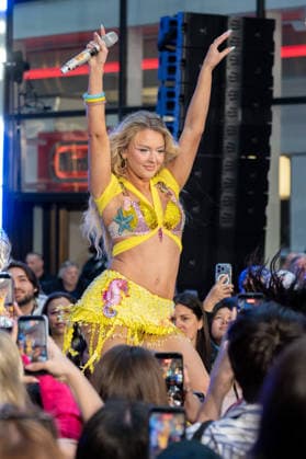 Pop star Zara Larsson performs live on the Citi Concert Series Today in NYC - 08 May 2026 Zara Larsson performs on stage during the Citi Concert Series Today. Pop star Zara Larsson performed live on the Citi Concert Series Today for NBC s Today Show. Fans gathered at The Plaza at Rockefeller Center in New York City to watch the singer perform her latest hits as part of the morning show s summer concert lineup. New York United States Copyright: xRonxSmitsx xSOPAxImagesx Zara Larsson-37