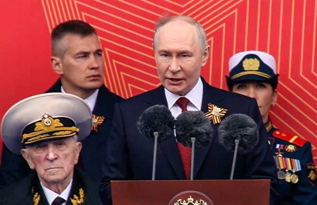 News Bilder des Tages RUSSIA, MOSCOW - MAY 9, 2026: Vladimir Putin, President of Russia, speaks during a military parade in Red Square on Victory Day to mark 81 years since the victory of the Soviet Union over Nazi Germany in the Great Patriotic War, Eastern Front of World War II. Video screen grab. Best quality available. TASS  92218973