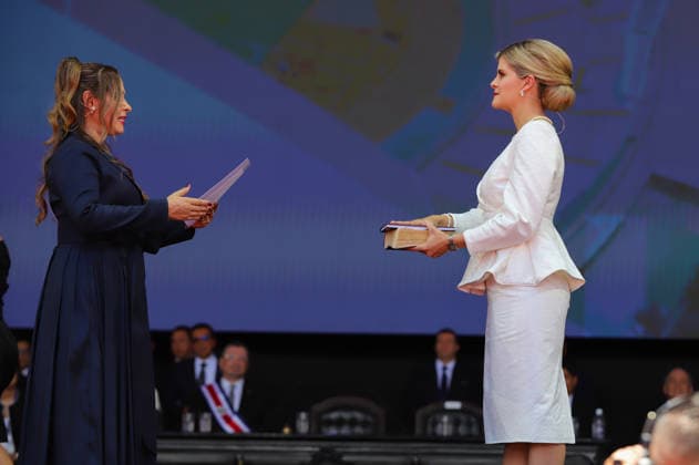(260509) -- SAN JOSE, May 9, 2026 -- Costa Rica s president-elect Laura Fernandez (R) is sworn in as Costa Rica s president during the presidential handover ceremony in San Jose, Costa Rica, May 8, 2026. Laura Fernandez was sworn in on Friday as Costa Rica s president for a four-year term during a ceremony at the National Stadium in San Jose. Fernandez, 39, received the presidential sash from outgoing President Rodrigo Chaves before a crowd of about 20,000 people, including foreign dignitaries. (Costa Rica s Presidency Handout via Xinhua) COSTA RICA-SAN JOSE-LAURA FERNANDEZ-PRESIDENT-SWORN IN LiuxYuchen 