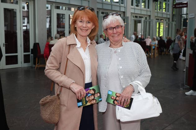 Moderatorin und Gesundheitsexpertin Vera Cordes mit Mutter Gerda, Premierenfeier der Komödie 53 Sonntage mit prominenten Gästen in der Komödie Winterhuder Fährhaus, Hamburg 8.5.2026