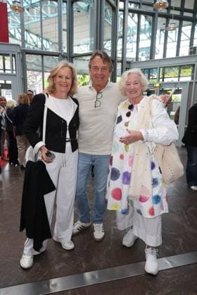 Schauspielerin Claudia Rieschel, Schauspieler Krystian Martinek und Regisseurin Christine Kabisch, Premierenfeier der Komödie 53 Sonntage mit prominenten Gästen in der Komödie Winterhuder Fährhaus, Hamburg 8.5.2026