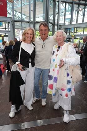 Schauspielerin Claudia Rieschel, Schauspieler Krystian Martinek und Regisseurin Christine Kabisch, Premierenfeier der Komödie 53 Sonntage mit prominenten Gästen in der Komödie Winterhuder Fährhaus, Hamburg 8.5.2026